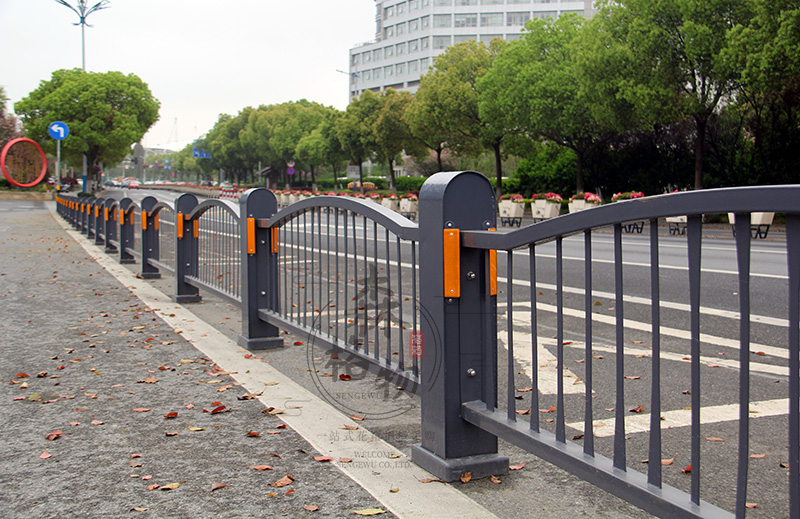 市政道路波形護(hù)欄方案