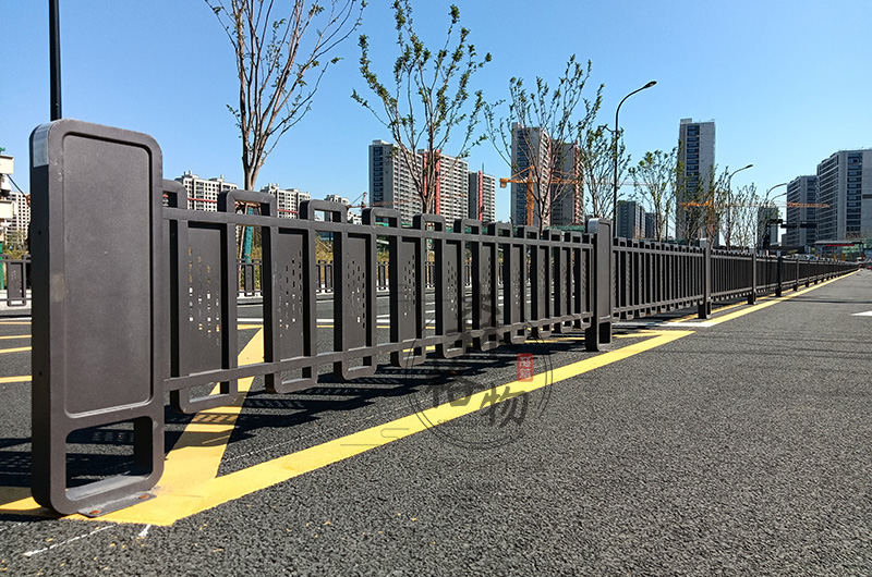 雕刻鏤空型護(hù)欄道路隔離方案