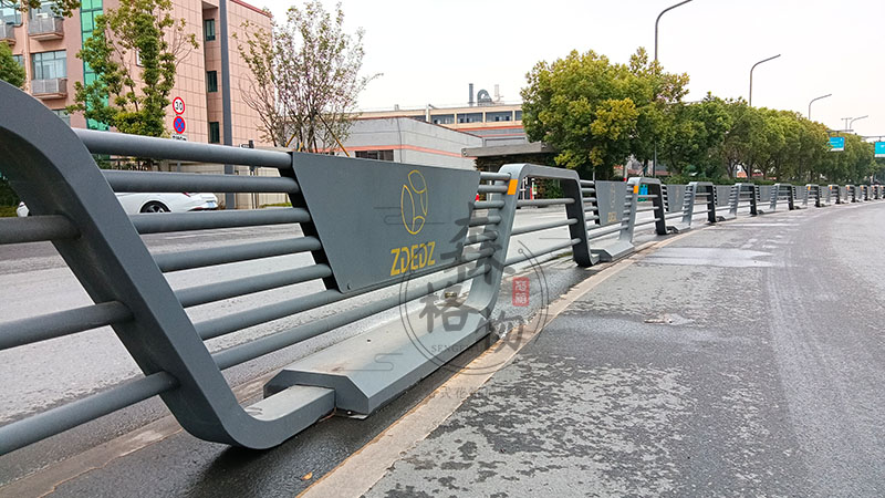 道路交通中央機(jī)非隔離護(hù)欄