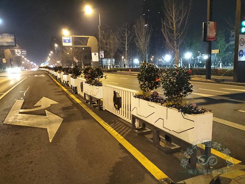 戶外道路花箱是城市道路的重要組成部分 戶外道路花箱是城市道路的重要組成部分