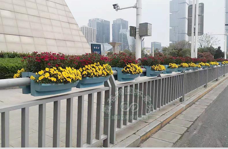 馬鞍式花盆在道路護欄中的運用 馬鞍式花盆在道路護欄中的運用