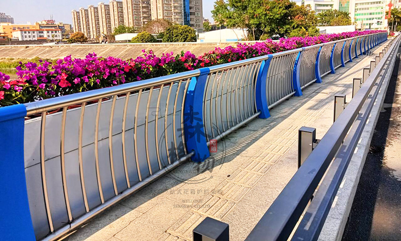 橋梁外側(cè)花箱綠化案例