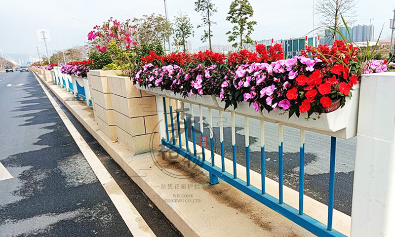 道路傳統(tǒng)護(hù)欄加裝馬鞍花盆綠化案例