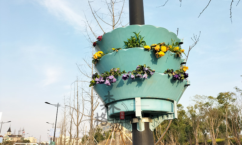 三層抱柱燈桿花盆裝飾案例